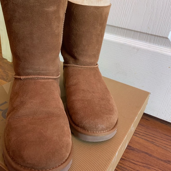 Tan Bailey  Bow Uggs - Picture 2 of 4